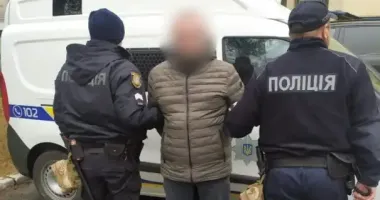Пригрозил пистолетом и отобрал деньги: в Одессе полицейские задержали 29-летнего мужчину за разбой