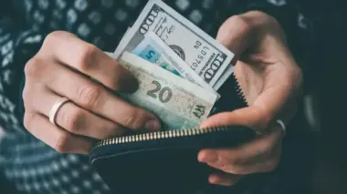 100 доларів можуть завдати проблем при обміні: які купюри важко збути