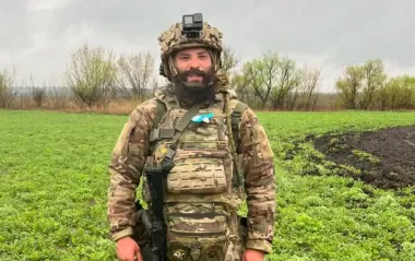 Виктор Розовый сделал первые шаги после ранения на фронте: трогательное видео