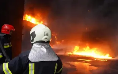 "Целили в один район": в Харькове из-за атаки дронов поднялся масштабный пожар, детали