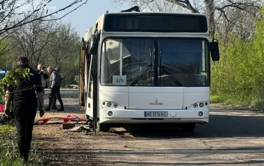 В Марганце почти полсотни пострадавших после атаки дрона по автобусу