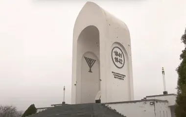 В Харькове трое парней позировали с нацистским жестом на мемориале жертвам Холокоста