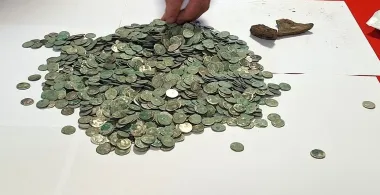 "Задрожали руки": мужчина во время прогулки нашел почти 1500 древних монет (фото)
