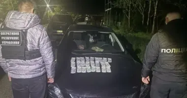 На Закарпатті прикордонники затримали зловмисників, які за 3000 доларів переправляли чоловіка до Угорщини