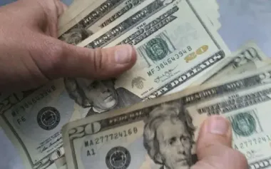 Прогнози стають ще більш песимістичними: чому долар продовжує падати та чому це погано для України