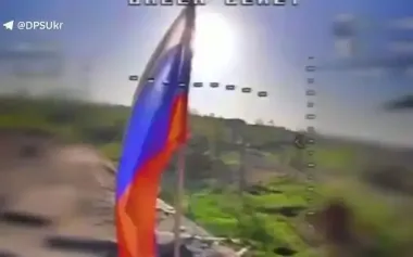 Border guards destroy Russian tricolor flag erected by occupiers in Kharkiv region. VIDEO