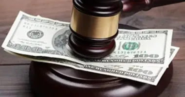 В Киевской области депутата горсовета приговорили к 2 годам заключения за взятку в 10 000 долларов
