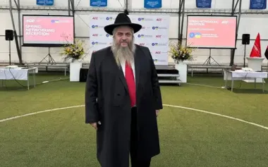 Chief Rabbi of Ukraine addresses Trump with song: "Time to fight for light and destro empire of evil". VIDEO