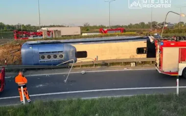 Bus carrying Ukrainians overturned near Warsaw airport: there are casualties. PHOTOS