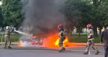 Хотіли зігрітись: в Ужгороді діти спалили автомобіль