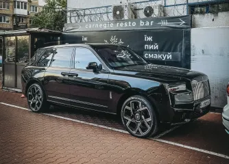Эксклюзив за $700 000: в Киеве засветился новейший заряженный кроссовер Rolls-Royce (фото)