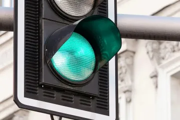 Бензин со спиртом и изумрудные светофоры: какие изменения ждут водителей с 1 мая
