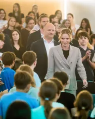 Стиль аристократов: княгиня Монако показала, с чем удачно сочетать светлый костюм (фото)