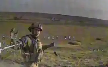 Ukrainian kamikaze drone attacks Russian invader who tried to catch drone. VIDEO