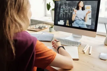 Родители детей, которые учатся дистанционно, смогут работать из дома: Зеленский подписал закон