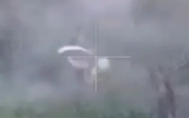 Russian soldier steps on anti-personnel mine, bandages his leg and shoots himself with automatic rifle. VIDEO