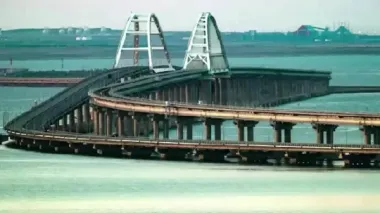 Оккупанты перекрыли Крымский мост