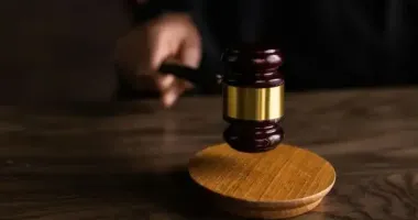 В Ивано-Франковской области мужчина угрожал ТЦК с битой-"оберегом от нечистой силы": как наказал суд