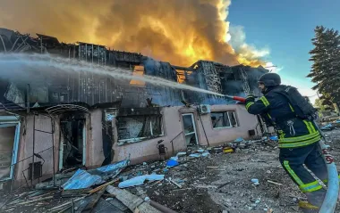 Великий Бурлук під масованим ударом РФ: масштабна пожежа, постраждали люди (фото, відео)