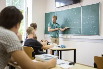 Даже в бомбоубежище: в школах проверяют использование украинского языка, детали
