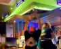 Отрывался на полную: футбольный фан громко праздновал победу и сломал барную стойку (видео)