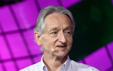 Крестный отец ИИ дал тревожный прогноз о будущем человечества: это хуже "ядерки"