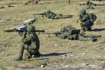 Продолжали штурм: солдаты ВС РФ прорывались через противотанковый ров с лестницей (видео)