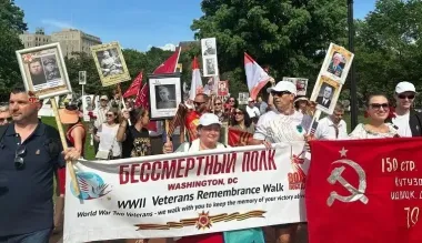 "Подстраивают картинку": украинцы В США вышли на контрпротест к российскому "бессмертному полку" (видео)