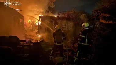 ДСНС про нічну ворожу атаку на Київ: семеро постраждалих, є руйнування
