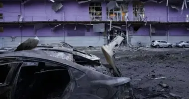 Россияне ударили по торговому центру в Киеве