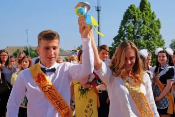 Останній дзвоник в травні пролунає не для всіх: коли закінчиться навчальний рік в українських містах - графік