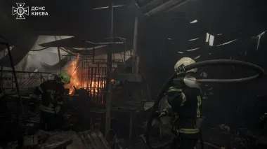 На столичному Гідропарку горіли склади