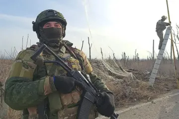 Для усиления логистики: оккупанты начали строить тоннели из сеток под Покровском (фото)
