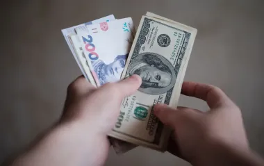 Долар трохи подешевшав: свіжі курси в обмінниках