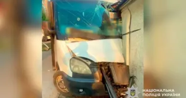 У Полтаві маршрутка врізалася в житловий будинок: водій помер