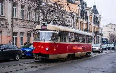 У Києві під трамвайними коліями утворилася вирва: які маршрути зупинили