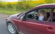 На Львівщині батько посадив малолітню доньку за кермо