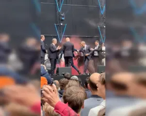 Фейер на сцене: в Нидерландах напали на премьера Польши, сработала служба безопасности (видео)