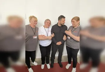 Потом плакали: Зеленский в Чехии сфотографировался с украинками, которые работают уборщицами