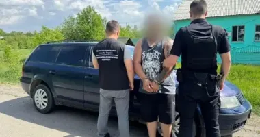 В Закарпатье пограничники задержали злоумышленника, который за 11 000 долларов пытался переправить в Венгрию двух мужчин