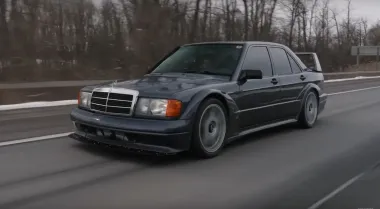 Мастер своими руками воссоздал самый известный спортивный Mercedes 90-х (видео)