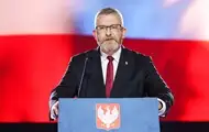 Кандидат у президенти Польщі зірвав прапор ЄС і витер ним взуття