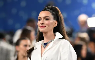 Нове обличчя? Енн Гетевей підігріла чутки про пластику після появи на Met Gala 2025 (відео)