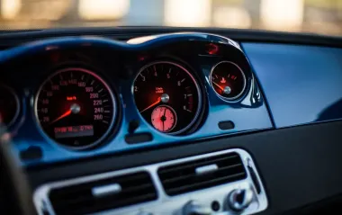 Загорівся символ на панелі приладів авто: що робити