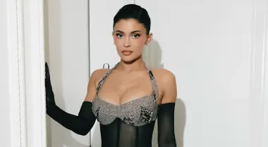 Кайли Дженнер застряла в своих туфлях за 1000 долларов на Met Gala 2025