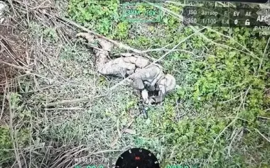 Russian assault trooper bleeds out after failed suicide attempt with grenade. VIDEO