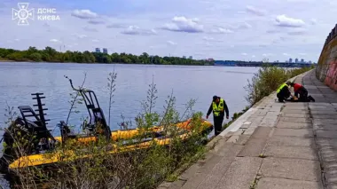 У Києві жінка впала з Пішоходного мосту в Дніпро