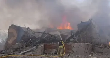 Троє загиблих: рятувальники показали наслідки ракетного удару по передмістю Сум