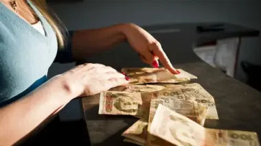 Польша ужесточает правила получения 800+ и "Добрый старт" для украинцев