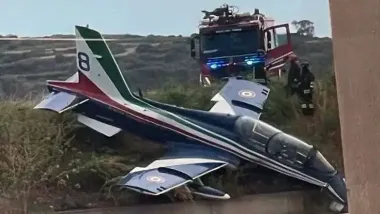 Показательный полет: в Италии три реактивных самолета Aermacchi столкнулись в воздухе (видео)